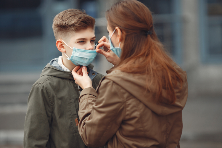 Mère et enfant portant un masque