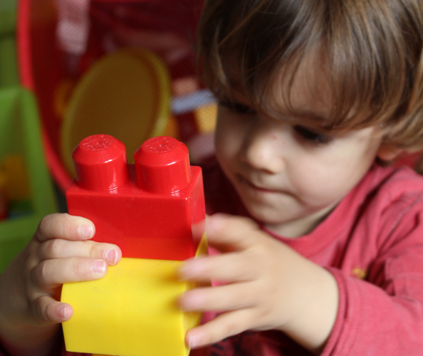 enfant jouant à empiler des cubes bis