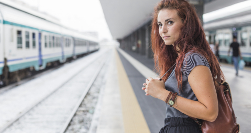 fille attendant train